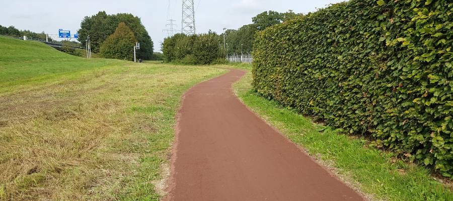 Nobre Cál fietspad langs een snelweg.