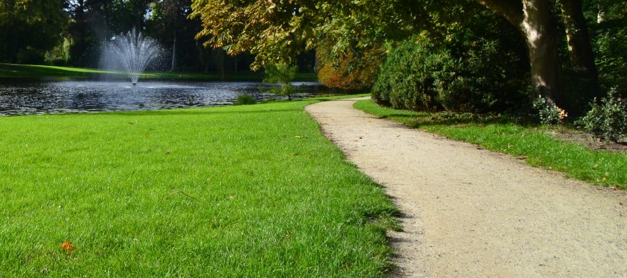 Groen park met vijver en een Nobre Cál halfverharding pad.
