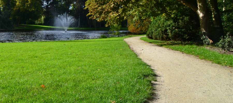 Groen park met vijver, fontein en een nobrecal wandelpad.