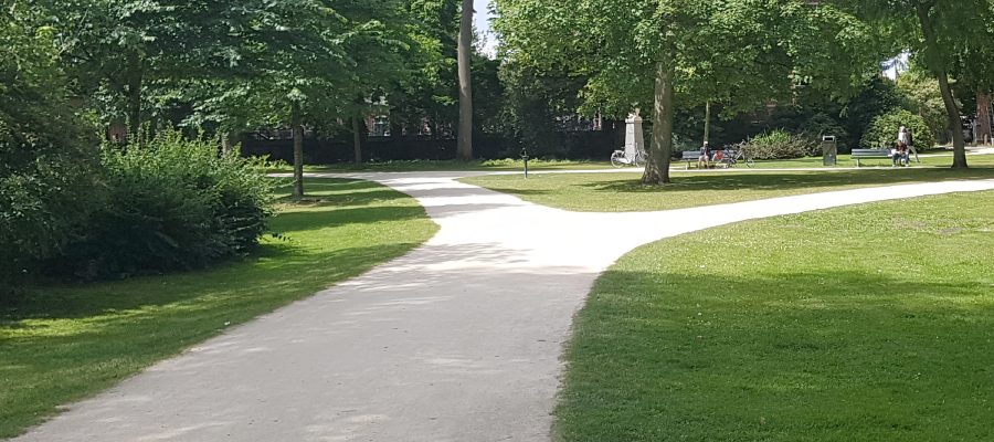 Groen park met strak gazon, bomen en een halfverharding pad van Nobre Cál.