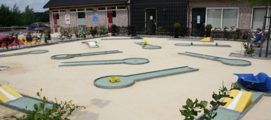 Een natuurlijke recreatieplaats met Nobre Cál Halfverharding.
