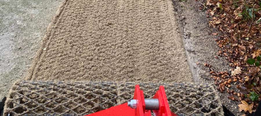 Pad dat aan vervanging toe is wordt gefreesd