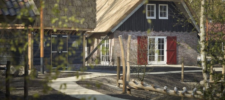Kronkelend pad van Nobre Cál door een groene parkzone met bankjes