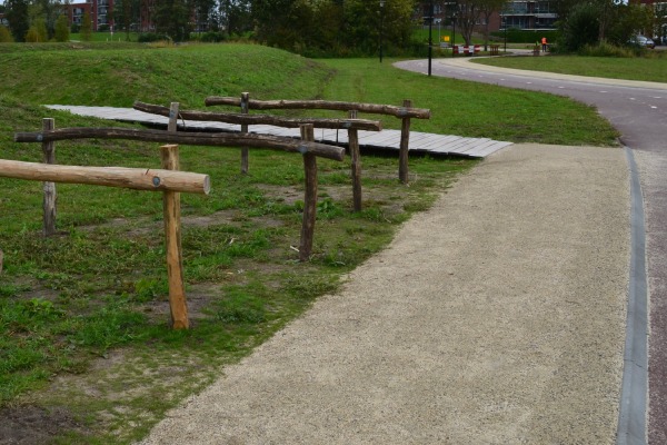 Nobre Cál halfverharding langs de weg in een groene omgeving.