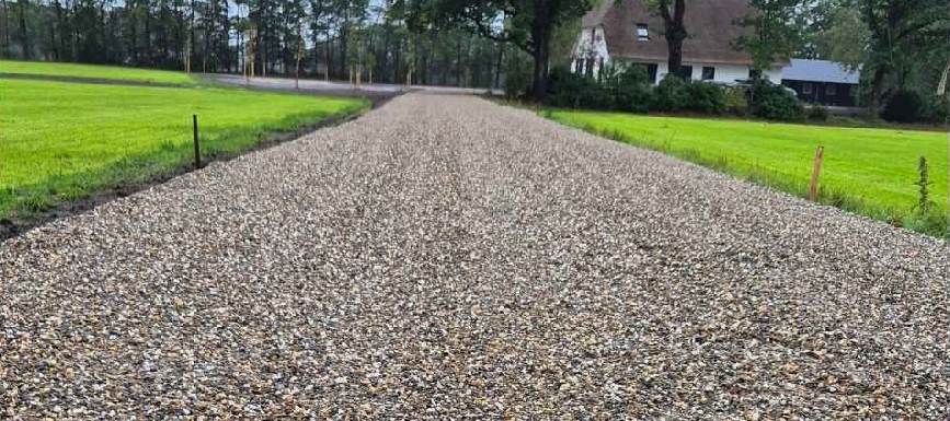 Een pad aangelegd met Ecopad afgewerkt met een afstrooilaag van split
