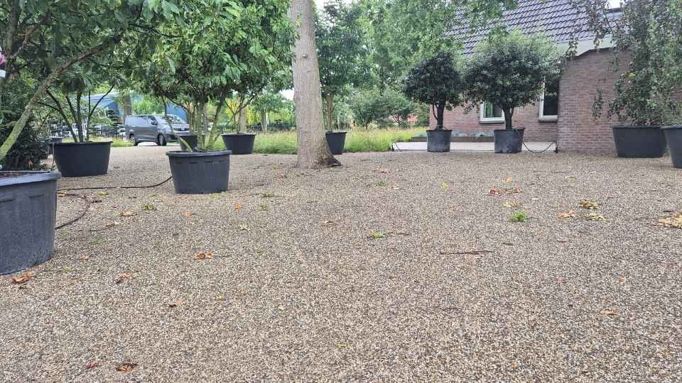 Erf met Ecopad, de circulaire halfverharding van Nobre Cál met natuurlijke uitstraling en stabiel oppervlak.