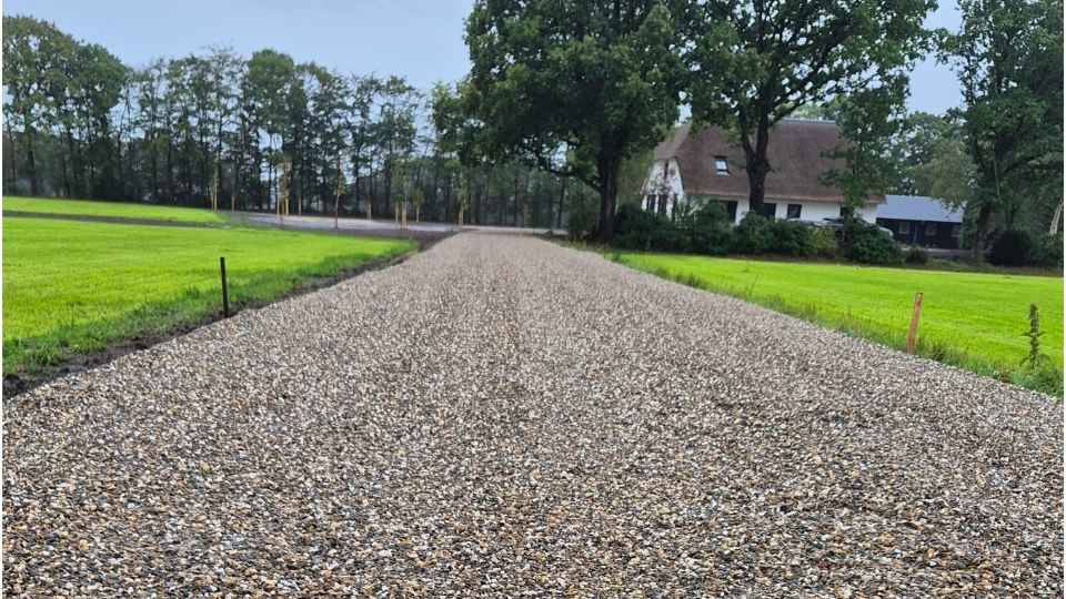 Erfverharding met Ecopad, de circulaire halfverharding van Nobre Cál met natuurlijke uitstraling en waterdoorlatend oppervlak