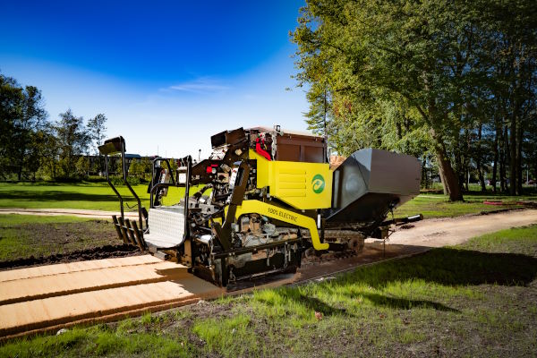 Full electric halfverharding aanleggen met de volledig elektrische asfaltmachine.