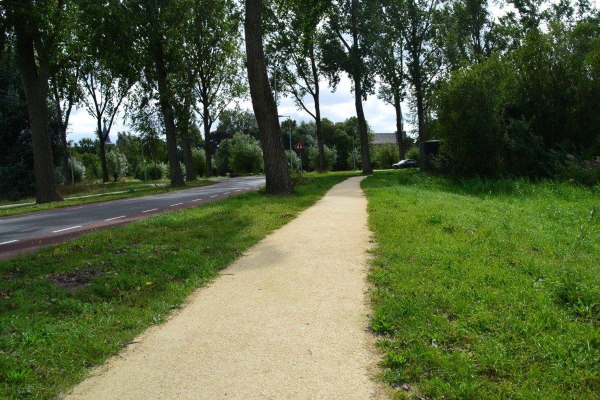 Een wandelpad met halfverharding in Gelderland.