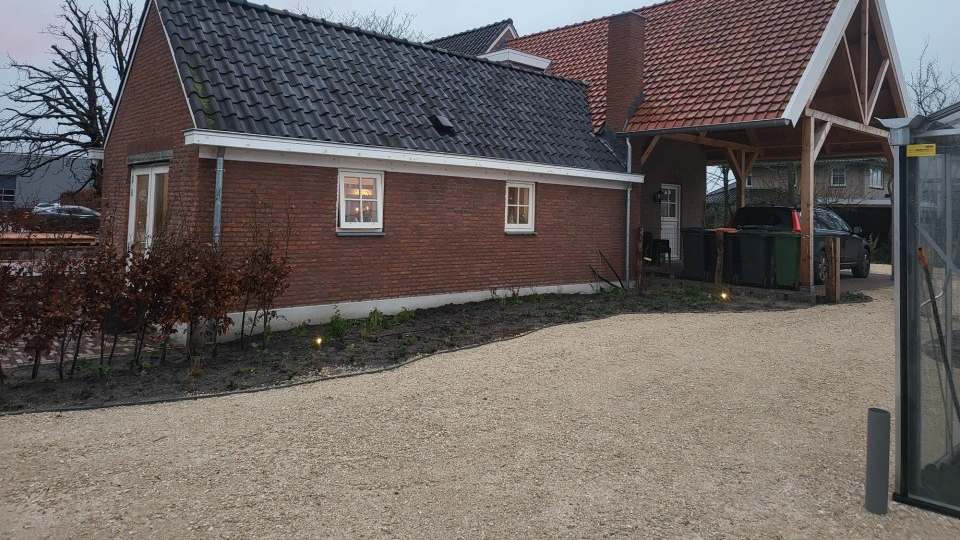 Nobre Cál Gravel oprit – duurzame natuurlijke halfverharding voor erf en woning Oprit met Nobre Cál Gravel bij woning – duurzame en natuurlijke halfverharding met stabiel en waterdoorlatend oppervlak.