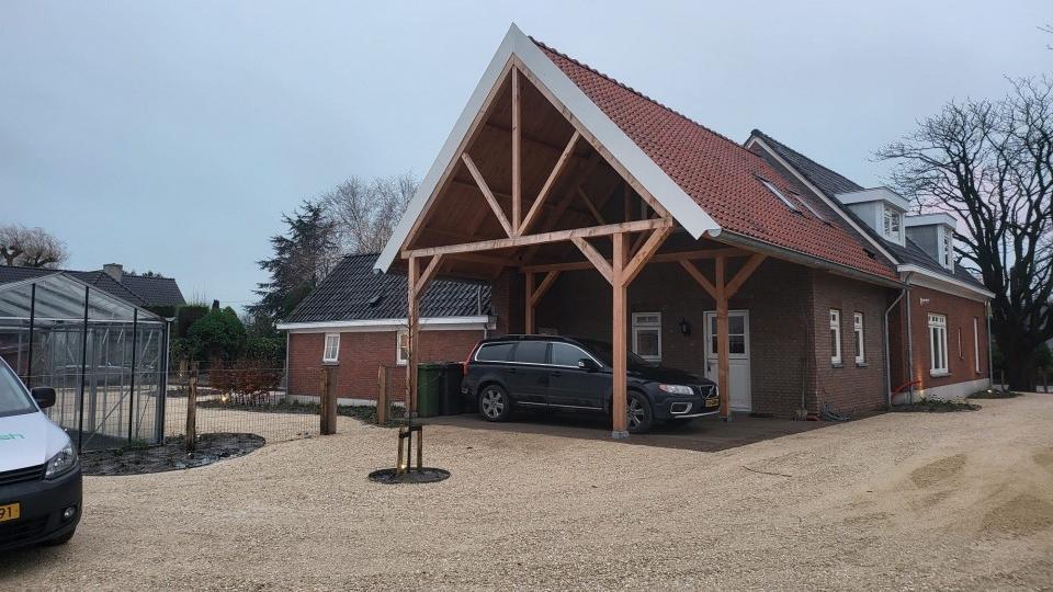 Aanleg van Nobre Cál Gravel oprit, een duurzame halfverharding bij woning Oprit met carport verhard met Nobre Cál Gravel, een sterke, waterdoorlatende en natuurlijke halfverharding.