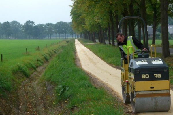 De halfverharding wordt aangelegd op een stabiele ondergrond