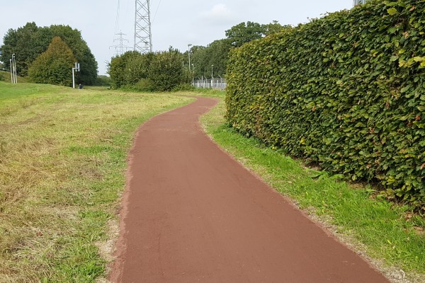 Rood fietspad bestaand uit Nobre Cál halfverharding in Drenthe.