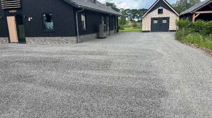 Halfverharding op een oprit, in dit geval split. Halfverharding op een oprit, in dit geval split