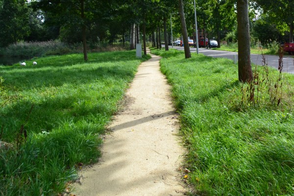 Strak aangelegd Nobre Cál halfverharding wandelpad in een groene omgeving.
