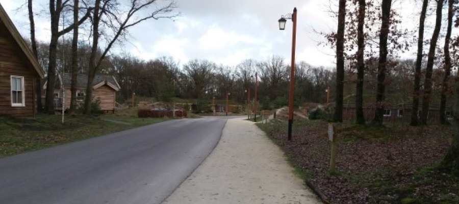 Halfverhard wandelpad van Nobre Cál naast vakantiehuisjes in een vakantiepark