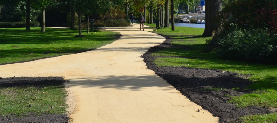 Comfortabel van A naar B met Nobre Cál halfverharding wandelpaden. Paden van Nobre Cál halfverharding in een park.