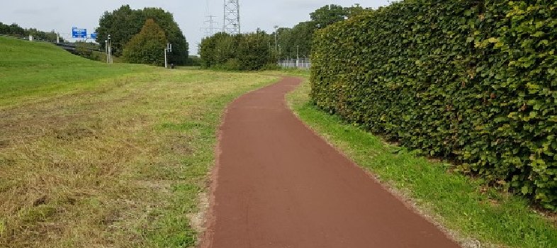 Nobre Cál rood toegepast als halfverharding op fietspad langs groenstrook