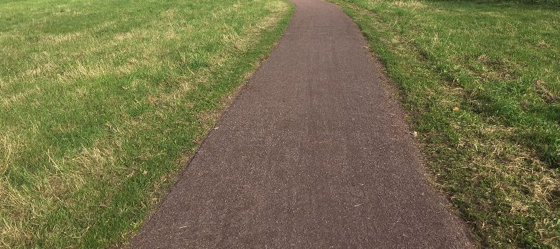 Nobre Cál rood toegepast als halfverharding op wandelpad in groen landschap