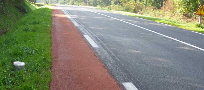 Nobre Cál rood als bermverharding langs fietspad en asfaltweg