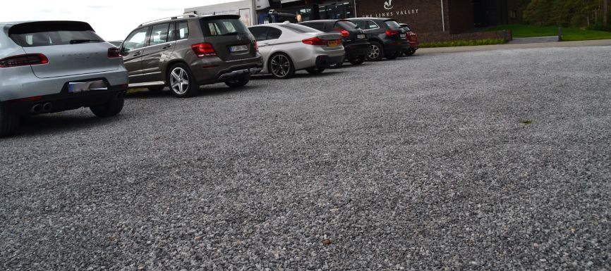 Een parkeerplaats met als ondergrond een halfverharding