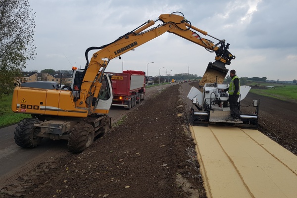 Proces van Nobre Cál halfverharding aanleggen in Overijssel.