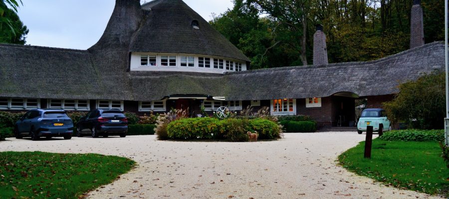 Groot landhuis met een oprijlaan aangelegd met Nobre Cál Gravel