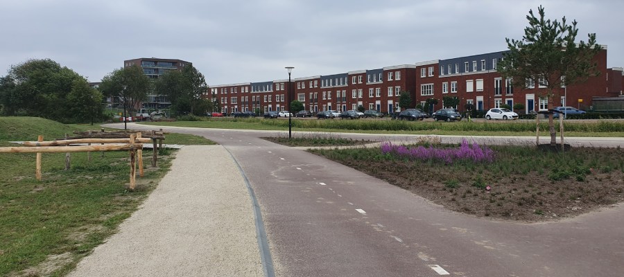 Net aangelegde wandelpaden van Nobre Cál halfverharding in een woonwijk. Wij zijn dé expert in Nobre Cál verharding voor jouw wandelpaden.